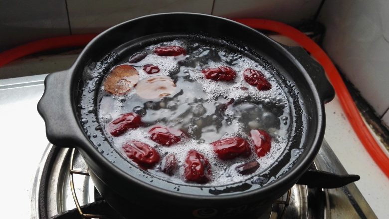 黑花生莲子糯米粥,水开打开盖子用勺扬几下降温（砂锅保温性能好，小火还会沸腾会）。
