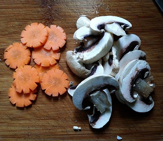 菌菇浓汤,蘑菇、胡萝卜等洗净切好
