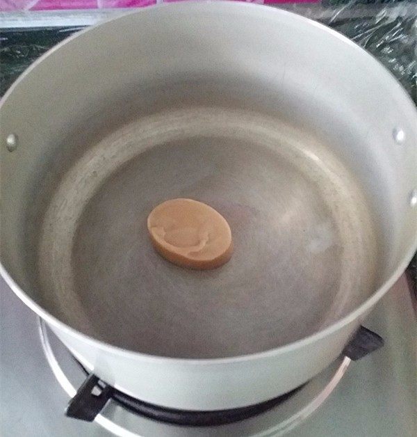 菌菇浓汤,锅中放入一块浓汤宝
