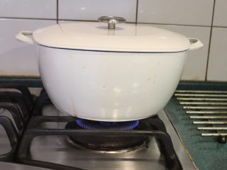 沙茶牛肉面,盖上锅盖，转最小微火，慢炖一小时，即可熄火。