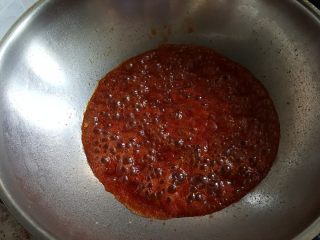 糖醋牛肉里脊,炒锅中不加油，放入调好的糖醋汁，中火煮开。
