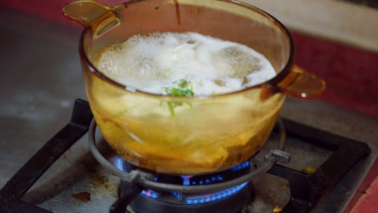 香辣秋葵手撕鸡,水沸腾后，火转中火，以水不会扑出来，保持小沸腾为准。再煮10分钟，用筷子戳鸡肉，能轻易撕开鸡肉，就可以捞起，放入凉水浸泡，降温