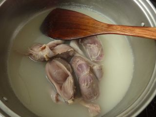 盐水鹅肾,鹅肾煮至软熟的程度