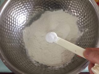 黄山烧饼,制作水油皮：盆中倒入150g中粉和1/4匙泡打粉