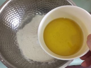 黄山烧饼,提前将饴糖10克、30g菜籽油和60g开水混合搅匀，把混合好的液体慢慢倒入面粉中（水量自己微调）