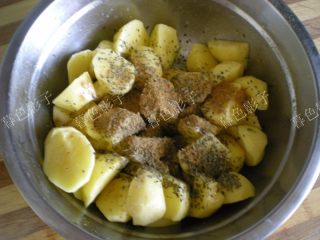 空气炸锅版焦香土豆块,加适量的盐和鸡精翻拌