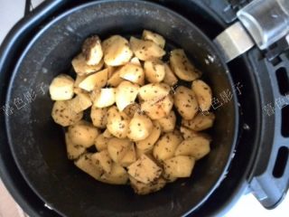 空气炸锅版焦香土豆块,
翻拌好，倒进炸锅的提篮里边