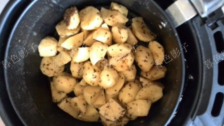 空气炸锅版焦香土豆块,
翻拌好，倒进炸锅的提篮里边