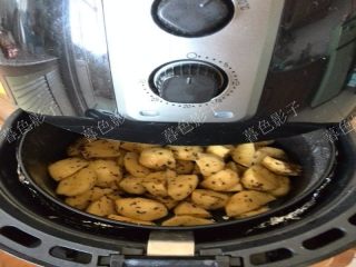 空气炸锅版焦香土豆块,
设置炸锅，180度，时间20分钟