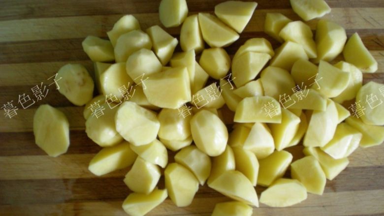 空气炸锅版焦香土豆块,土豆块的切法，先用刀扎进土豆里边，然后用刀掰开这样做的土豆块好吃。