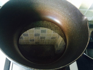 土豆烧鲳鱼,热锅倒油，稍微多点，比平时炒菜多就行。