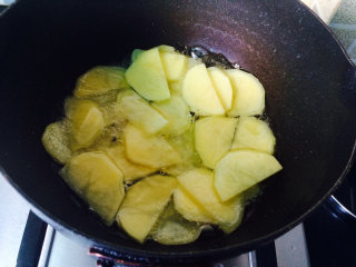 土豆烧鲳鱼,等油温7成热时，放入土豆。