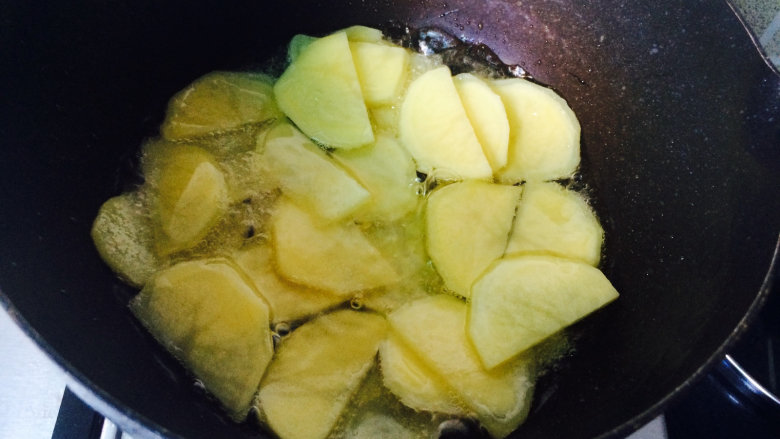 土豆烧鲳鱼,等油温7成热时，放入土豆。