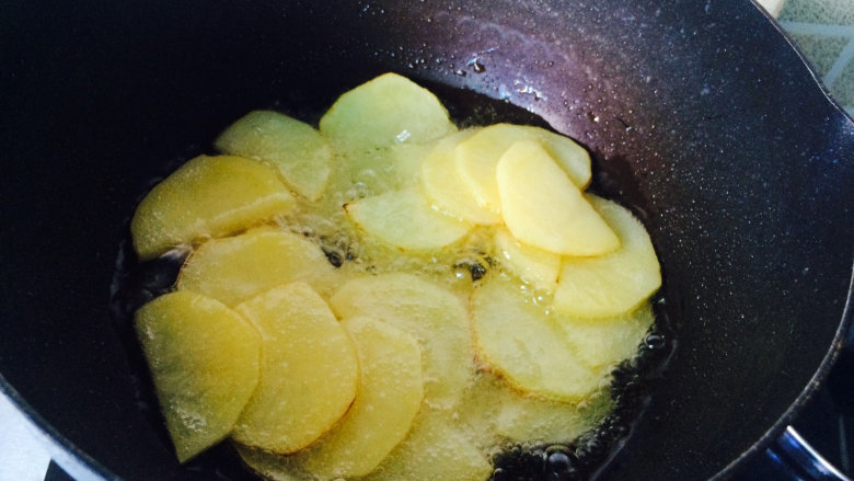 土豆烧鲳鱼,中小火，把土豆煎成透明，边上微微金黄色。捞起沥油。
