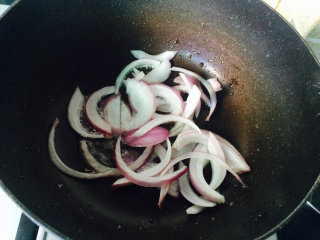 土豆烧鲳鱼,留一点底油，煸炒洋葱丝。炒软出香味。