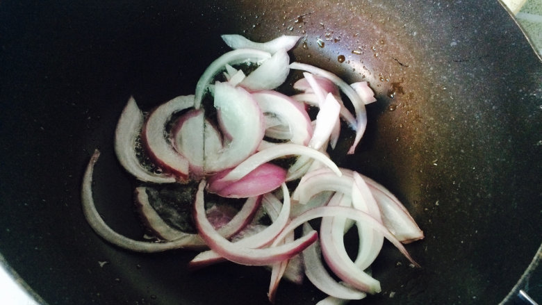 土豆烧鲳鱼,留一点底油，煸炒洋葱丝。炒软出香味。