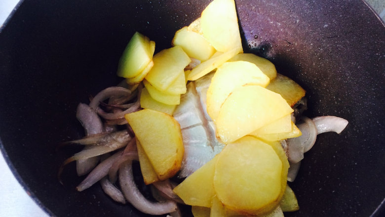 土豆烧鲳鱼,然后放入土豆。