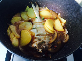 土豆烧鲳鱼,加入料酒、白胡椒、糖、蚝油、生抽、葱段和辣椒段，加开水。