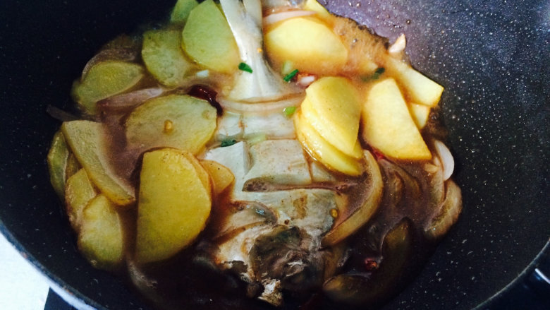土豆烧鲳鱼,加入料酒、白胡椒、糖、蚝油、生抽、葱段和辣椒段，加开水。