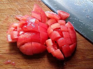 #百搭西红柿# 蟹黄豆腐烩番茄,切小丁备用
