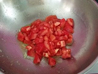 #百搭西红柿# 蟹黄豆腐烩番茄,重新倒入芥花油、煸香葱沫放入番茄丁、大火煸炒至软烂出汁