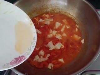 #百搭西红柿# 蟹黄豆腐烩番茄,最后沿着锅边、滴少许湿淀粉水勾芡