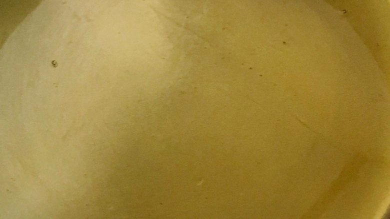 比Lotus更好吃的比利时焦糖饼干,加入25ml开水，然后晃动奶锅使糖与水混合均匀成为金黄色的糖液。如果发现加入开水后糖没能完全溶解在水中，可把锅一边放在火上继续加热一边晃动
