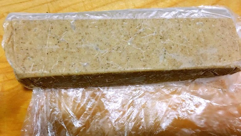 比Lotus更好吃的比利时焦糖饼干,面团可能比较软不好整形和切片，可以装进保鲜袋然后放冰箱里冷冻直到满足切片需要的硬度。