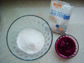 莲蓉花朵和果子,红色面团：取150克的面粉倒入盆中，红火龙果汁过滤备用。（余下50克面粉做白色面团）