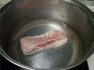 蒜苗回锅肉,猪后腿肉放入煮锅煮至皮软；