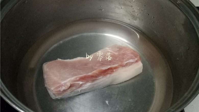 蒜苗回锅肉,猪后腿肉放入煮锅煮至皮软；