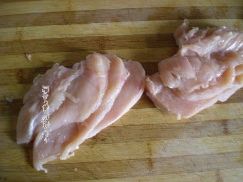 酸甜鸡丝炒青瓜,把鸡胸肉先切成片，这样利于下一步的切丝