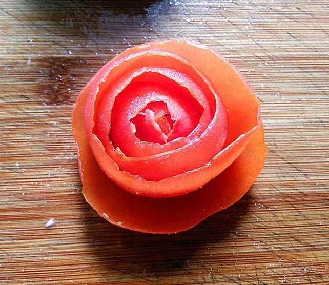 #百搭西红柿# 番茄玫瑰花,再将卷好的番茄皮卷翻过来