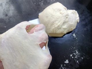 日式红豆包,用搓揉的方式和成面团至可以抻出厚膜。面包机厨师机同样操作相同。