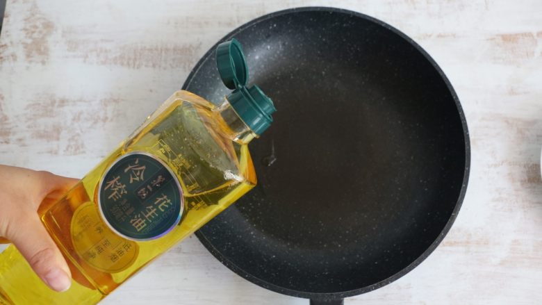 板栗炖排骨,锅内倒入适量食用油。