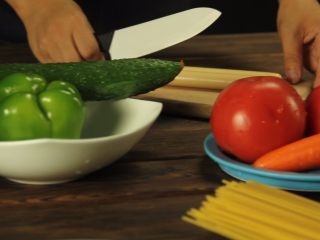 创意十足的蔬菜茄汁香肠意面,准备食材如图