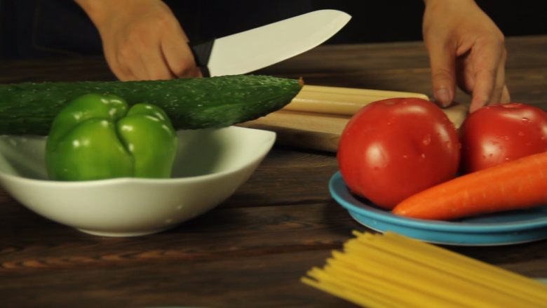 创意十足的蔬菜茄汁香肠意面,准备食材如图