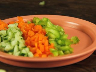 创意十足的蔬菜茄汁香肠意面,把切好的蔬菜粒放至盘中