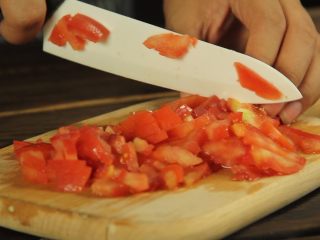 创意十足的蔬菜茄汁香肠意面,番茄切碎