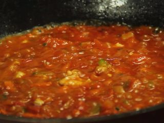 创意十足的蔬菜茄汁香肠意面,大火翻炒一分钟，加入酱油，味精，番茄酱