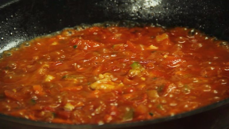 创意十足的蔬菜茄汁香肠意面,大火翻炒一分钟，加入酱油，味精，番茄酱