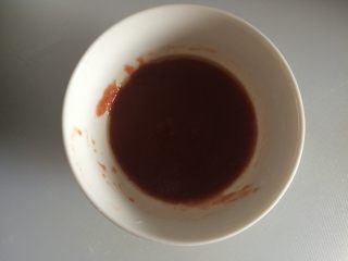 糖醋虎皮鹌鹑蛋,番茄酱中加入白糖、白醋、精盐、鸡精、香油、蚝油、少许的水，拌均匀