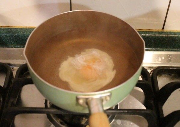 土豆培根芦笋温色拉,水波蛋：锅水中加入白醋，煮滚后转小火，用筷子绕水成漩涡，将打在碗中的蛋倒入漩涡外缘，蛋液会随着水流聚集在锅子中心。煮2分钟蛋白稍凝固就可捞起