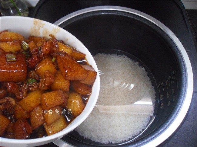 五花肉虾米萝卜焖饭,大米倒入电饭锅内，倒进炒好的配菜