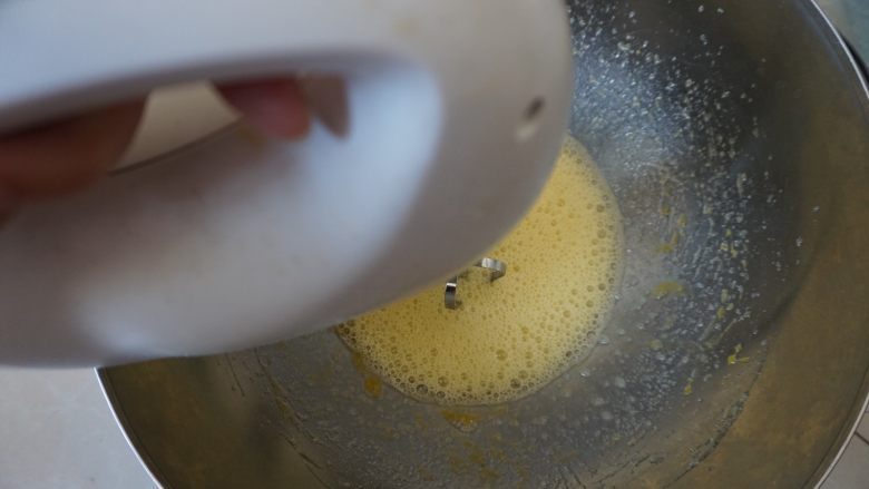 【黄黄家的酸奶裸蛋糕】爱的味道,用手持打蛋器中速打发6分钟