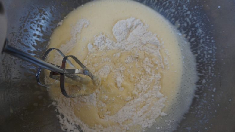 【黄黄家的酸奶裸蛋糕】爱的味道,先不要通电，用手提打蛋器稍微搅拌一下，让面糊和面粉混合在一起再通电搅拌