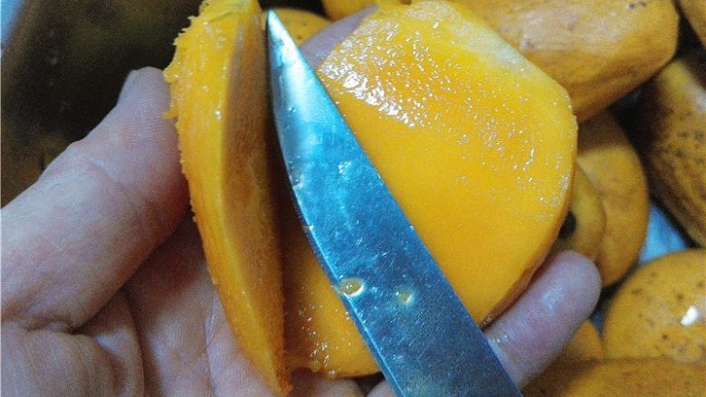 卷起来的美味-芒果酥皮,用刀将芒果肉切下备用。