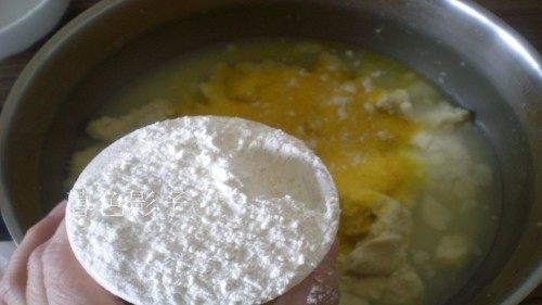 二合面馒头, 1玉米面用开水烫，烫好不热的时候加面粉和酵母粉