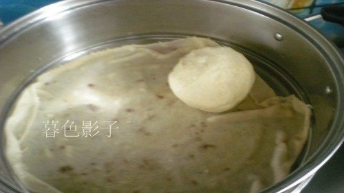 二合面馒头,二次发酵的馒头可以放在温水的锅里，或者用湿布盖上。