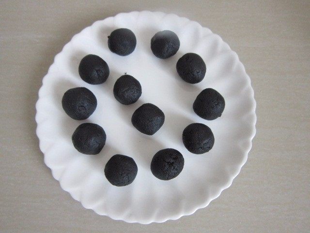 黑芝麻酥饼,趁面团静置的时间，来把黑芝麻分成12等份。